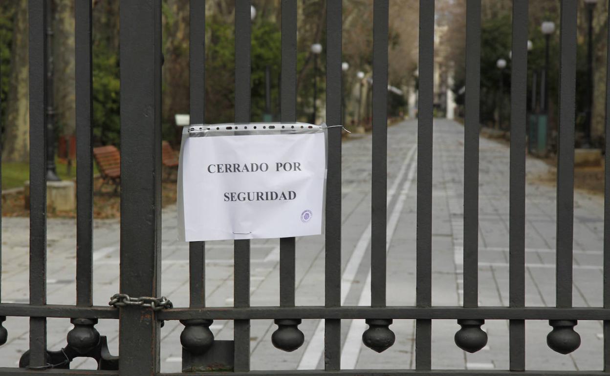 Cartel advirtiendo del cierre del Campo Grande por el lado de Filipinos, durante otro temporal en Valladolid.