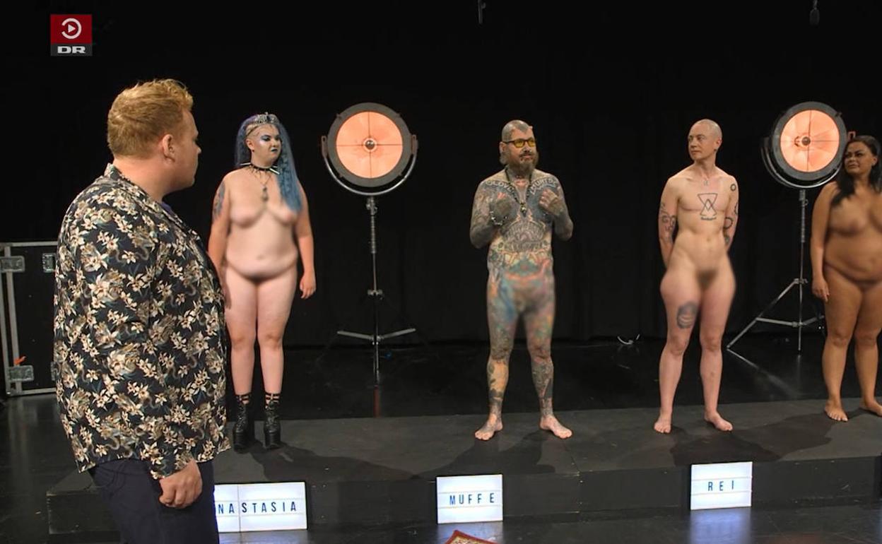 Uno de los momentos del polémico programa 'Tira la ropa' de la televisión pública danesa.