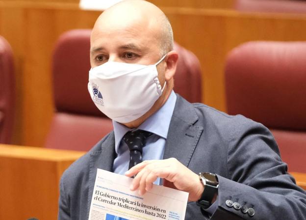 David Castaño muestra un recorte de prensa sobre la inversión en el Corredor Mediterráneo. 