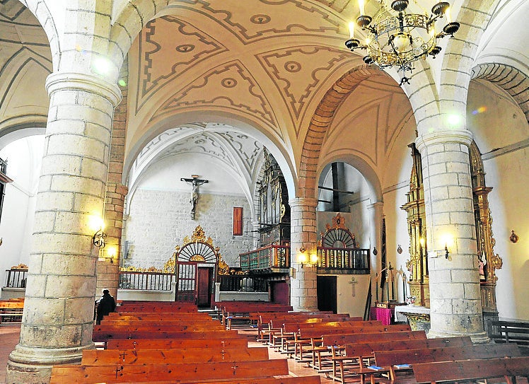 Imagen secundaria 1 - Arriba, monumento dedicado a la Batalla de Villalar; abajo, iglesia de San Juan Bautista y Cristo de las Aguas. .