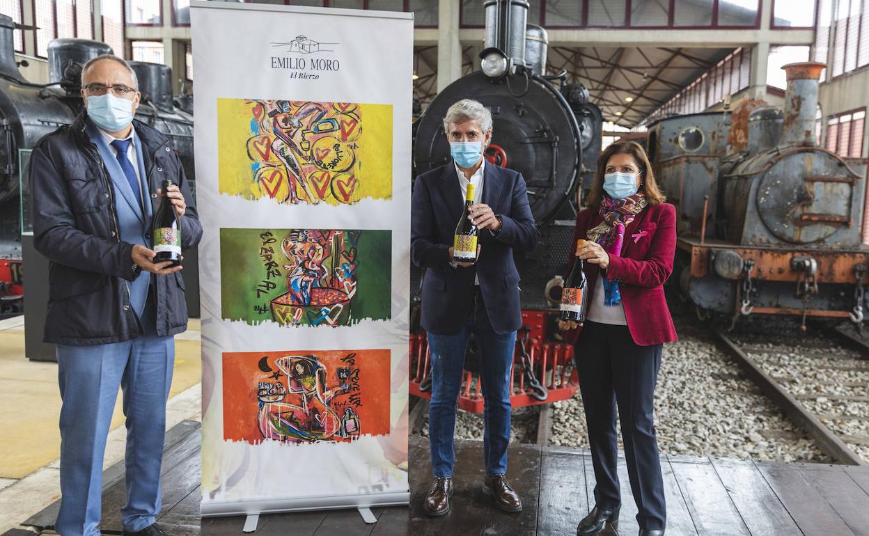 Olegario Ramón Fernández, alcalde de Ponferrada; José Moro, y la presidente a de la DO Bierzo, Misericordia Bello, en el Museo del Ferrocarril. 