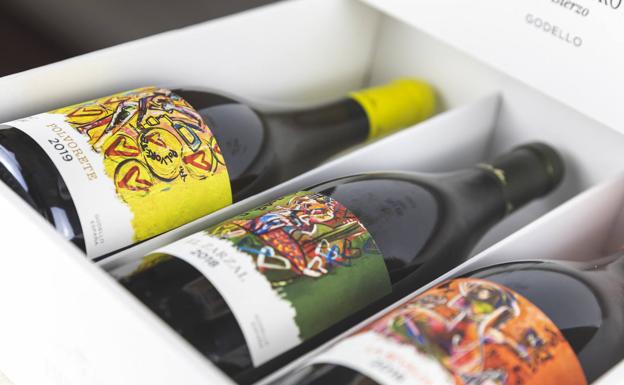 Los tres vinos blancos de godello con las etiquetas diseñadas por Domingo Zapata. 