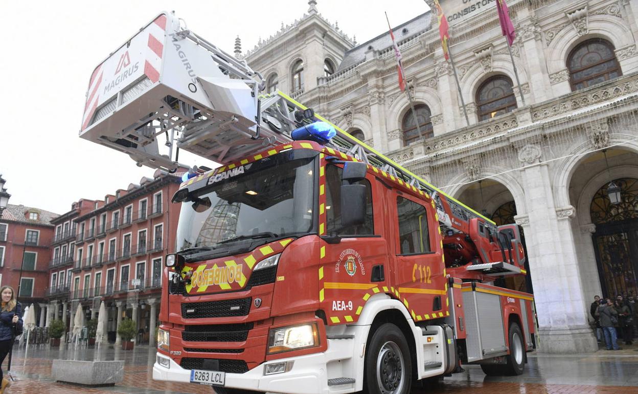 Un camión escala de los Bomberos, en la puerta del Ayuntamiento de Valladolid.