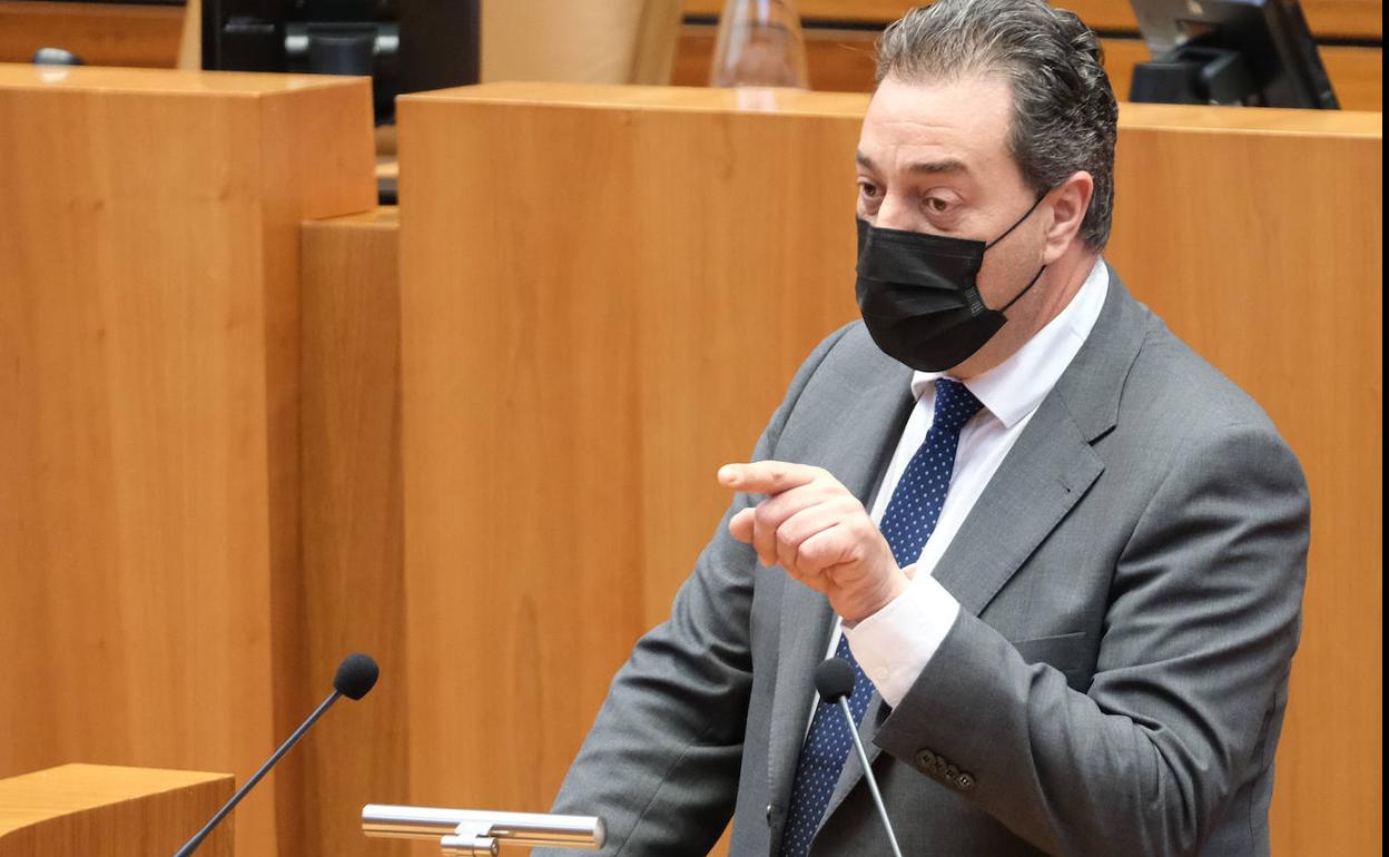 El procurador popular, Salvador Cruz, interviene en el pleno de las Cortes.