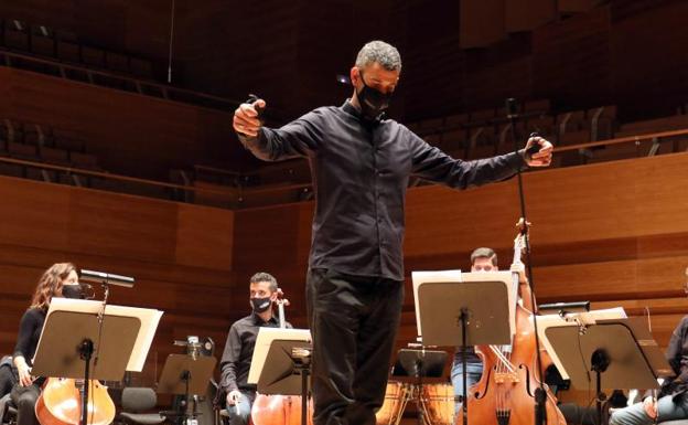 Tomás Martín, con sus castañuelas, rodeado por la CAMerata iberyCAS. 