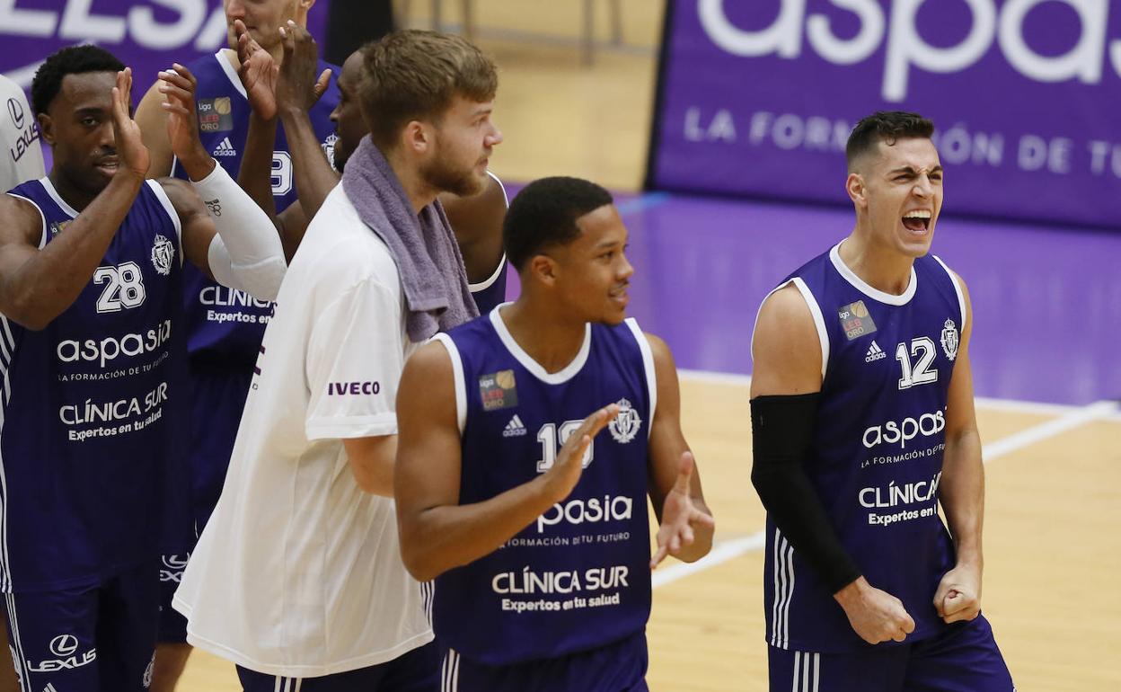 Los jugadores del Real Valladolid Baloncesto celebran la primera victoria en Pisuerga. 