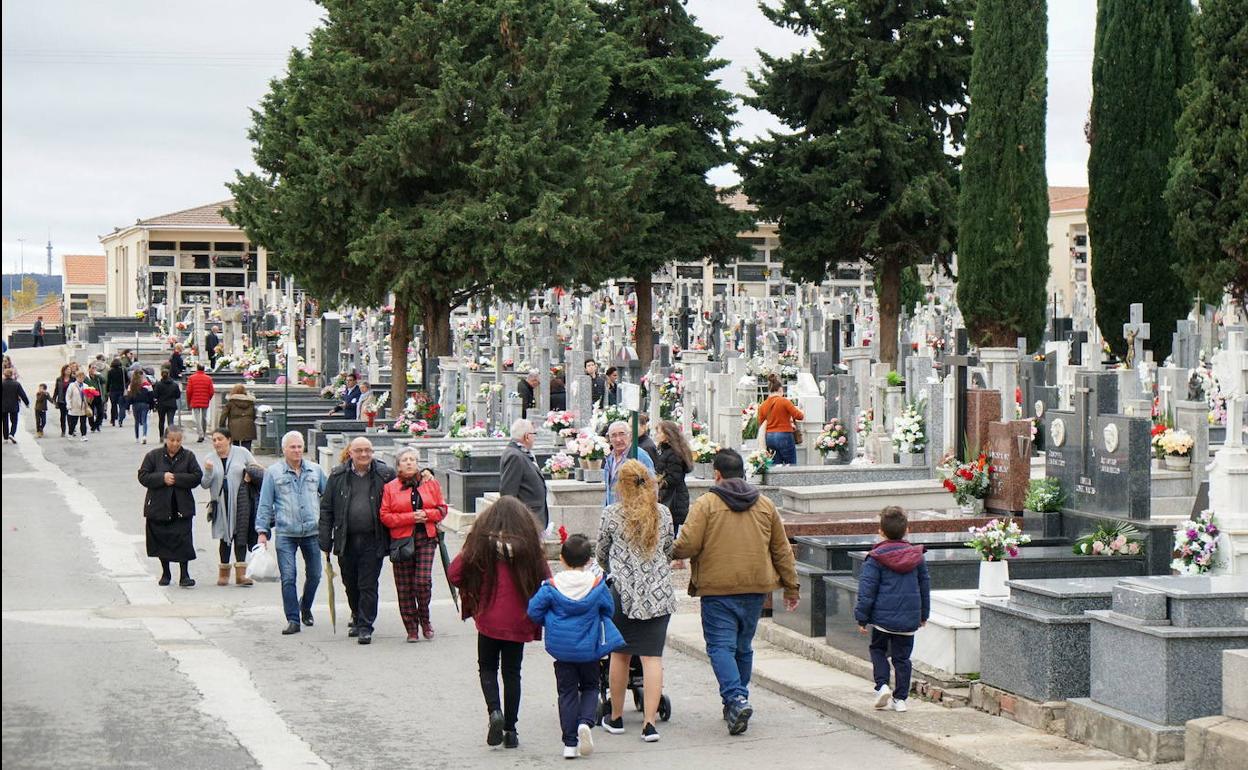 Salmantinos en el cementerio de San Carlos durante el día de Todos los Santos. 