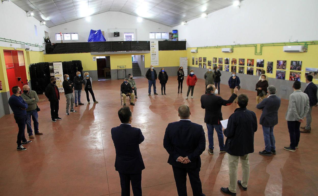 Vista del salón multiusos El Trinquete en Fuenterrebollo durante la inauguración de la exposición. 