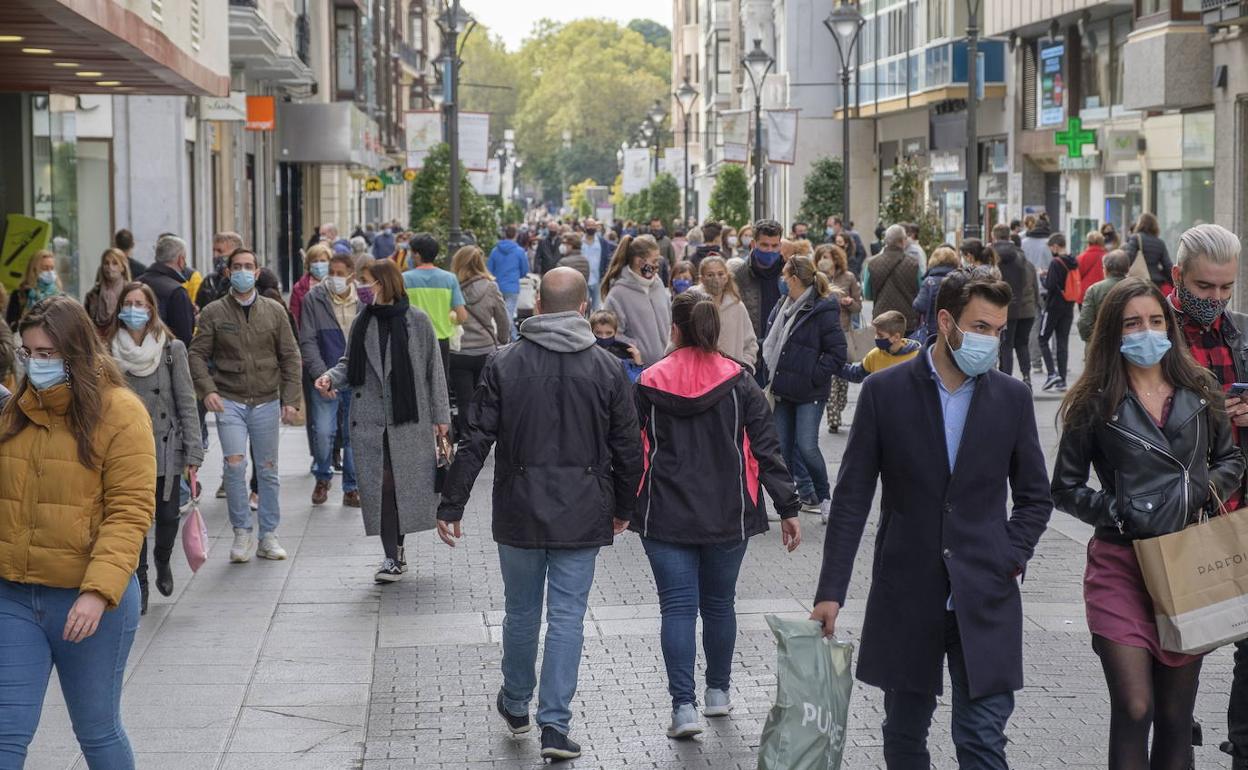 Vecinos de Valladolid recorren la calle Santiago.