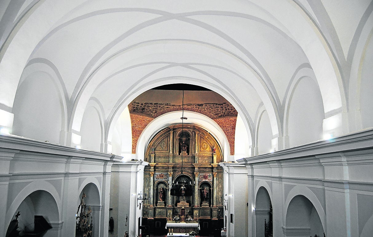 Bóvedas de la iglesia y retablo mayor. 