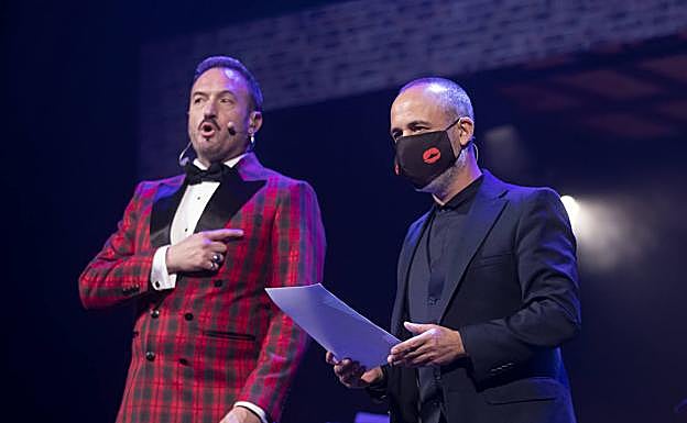 Imagen. Álex O'Dogherty junto al padrino de esta edición de la Seminci, Javier Gutiérrez. 