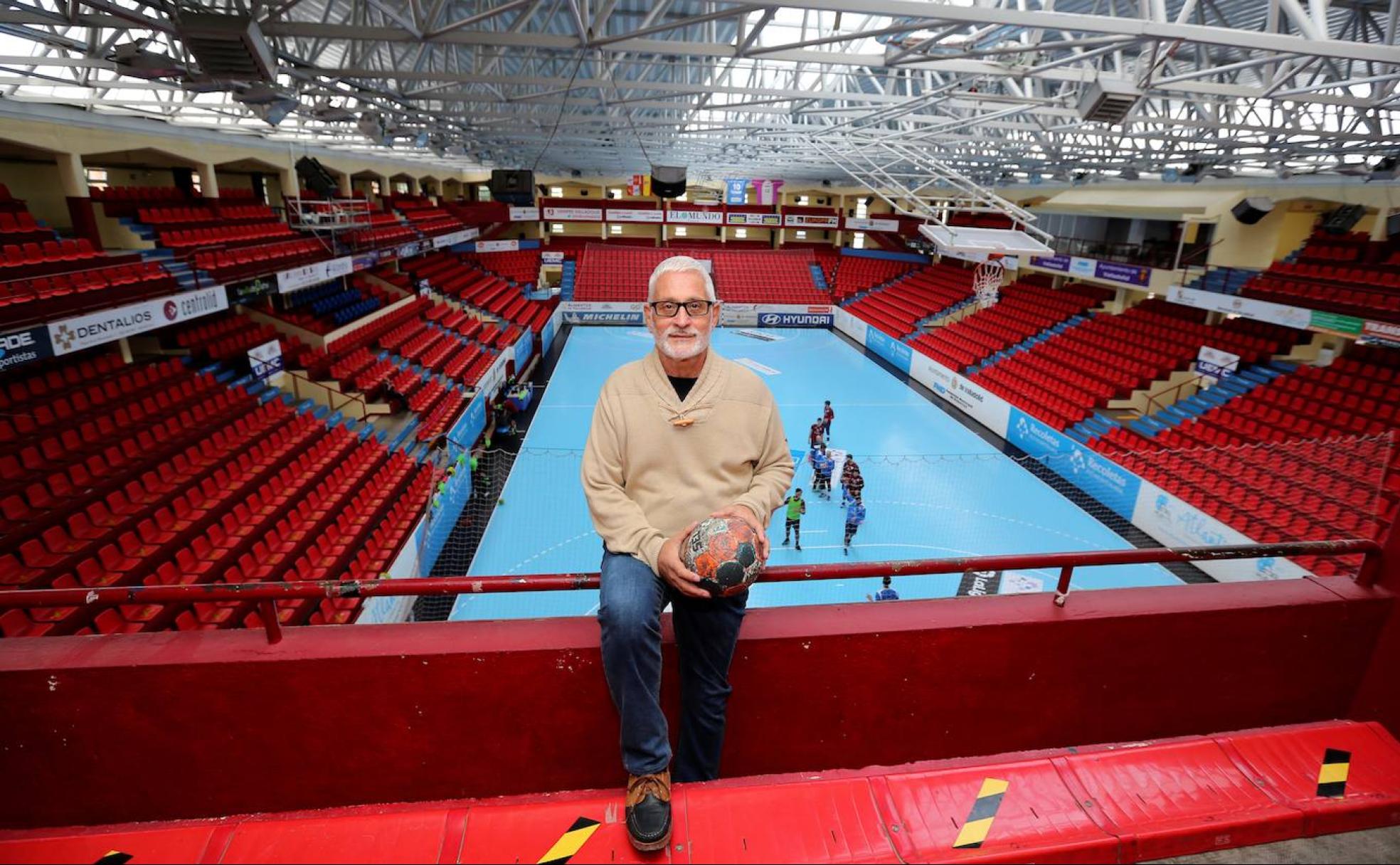 Antonio Martín, delegado y uno de los fundadores del club, posa con la pista de Huerta del Rey al fondo. 