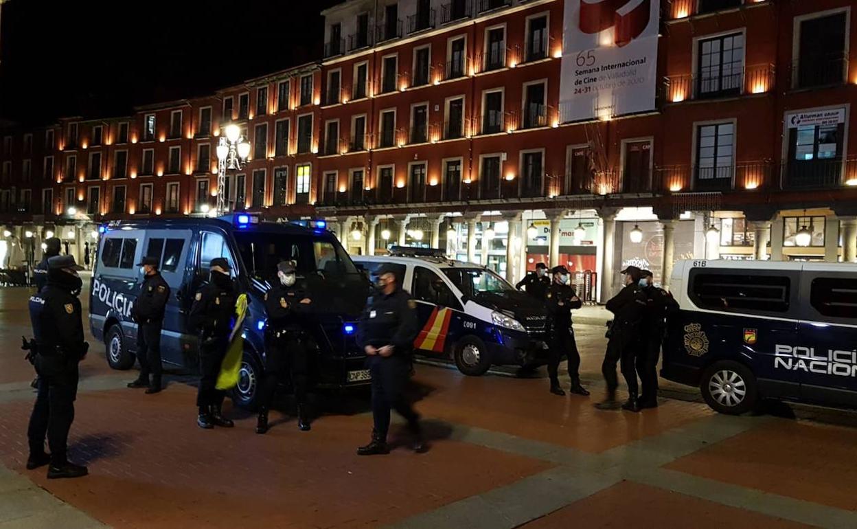 Varias patrullas de la Policía Nacional, este sábado por la noche en la Plaza Mayor de Valladolid. 