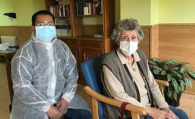 Josefina Alfageme junto a Edilberto Leonardo, uno de los párrocos de Riaza. 