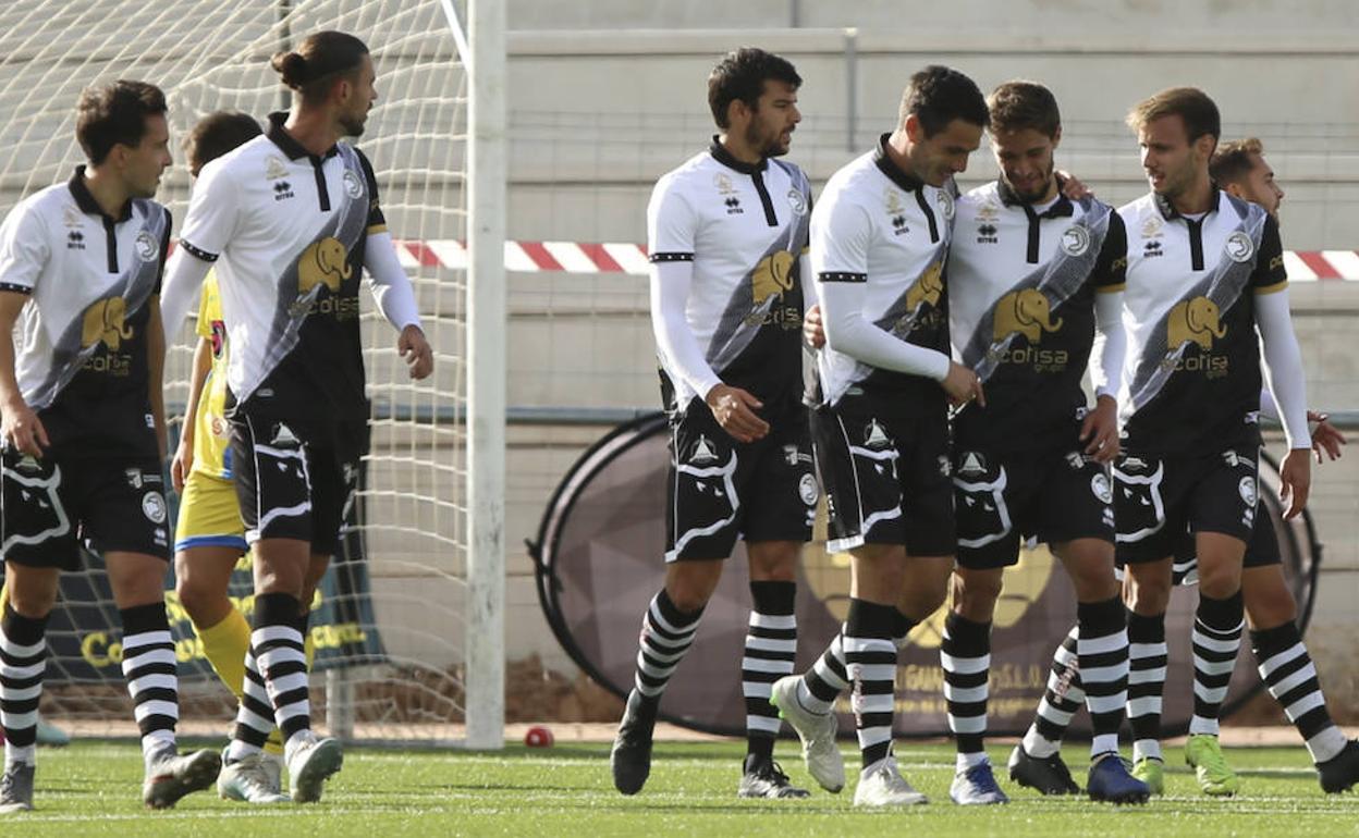 Varios jugadores de Unionistas celebran un gol en la pretemporada.