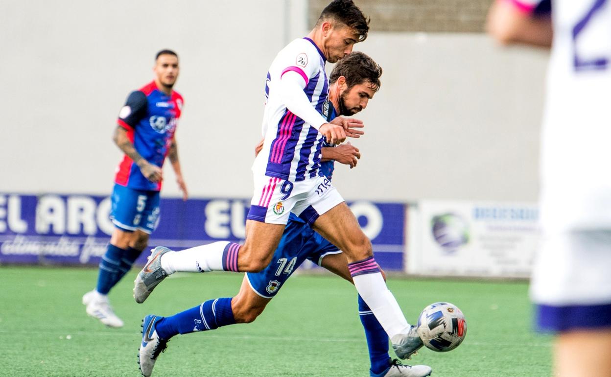 El blanquivioleta Uche controla la pelota ante la oposición de Marenyà 