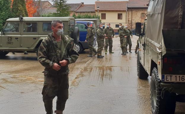 El ejército se despliega en Salinas para iniciar la desinfección de la residencia
