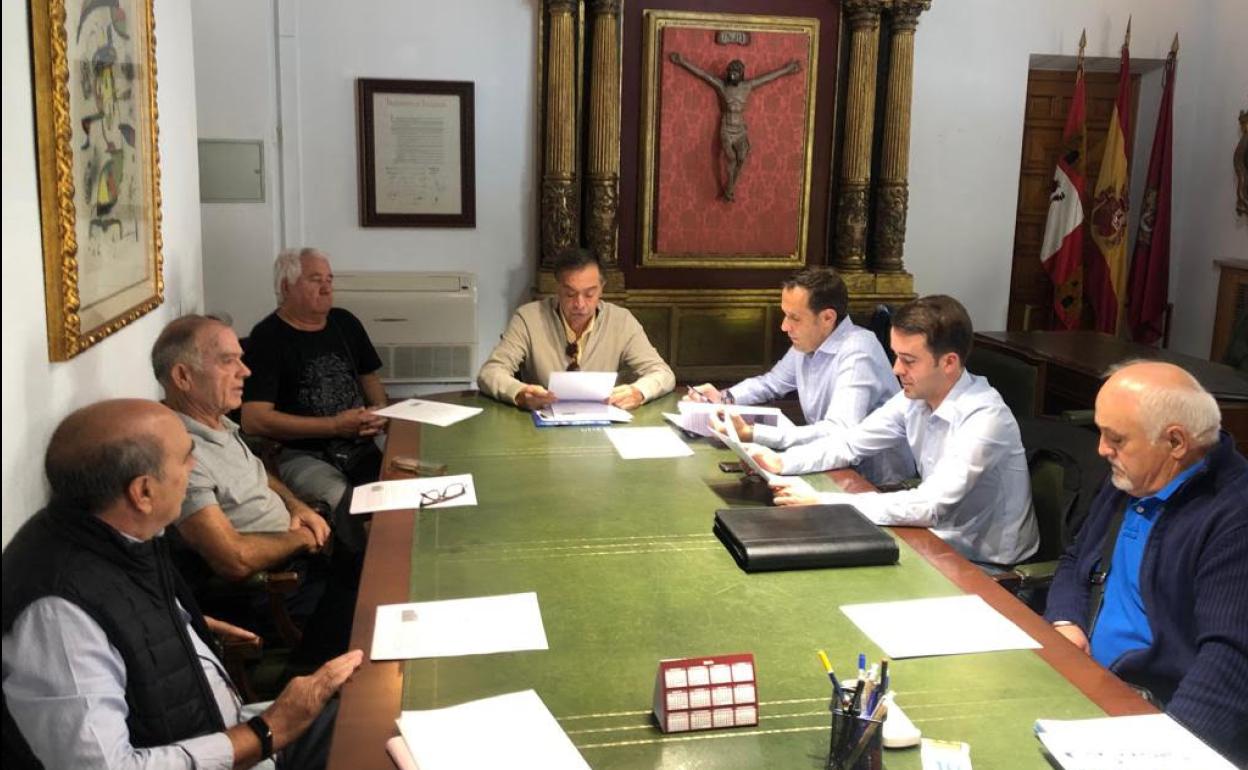 Javier Chamorro (presidiendo la mesa), junto a Conrado Íscar, Iván Velasco y parte de la junta directiva de la plataforma afectados por la TDT de Montemayor de Pililla. 