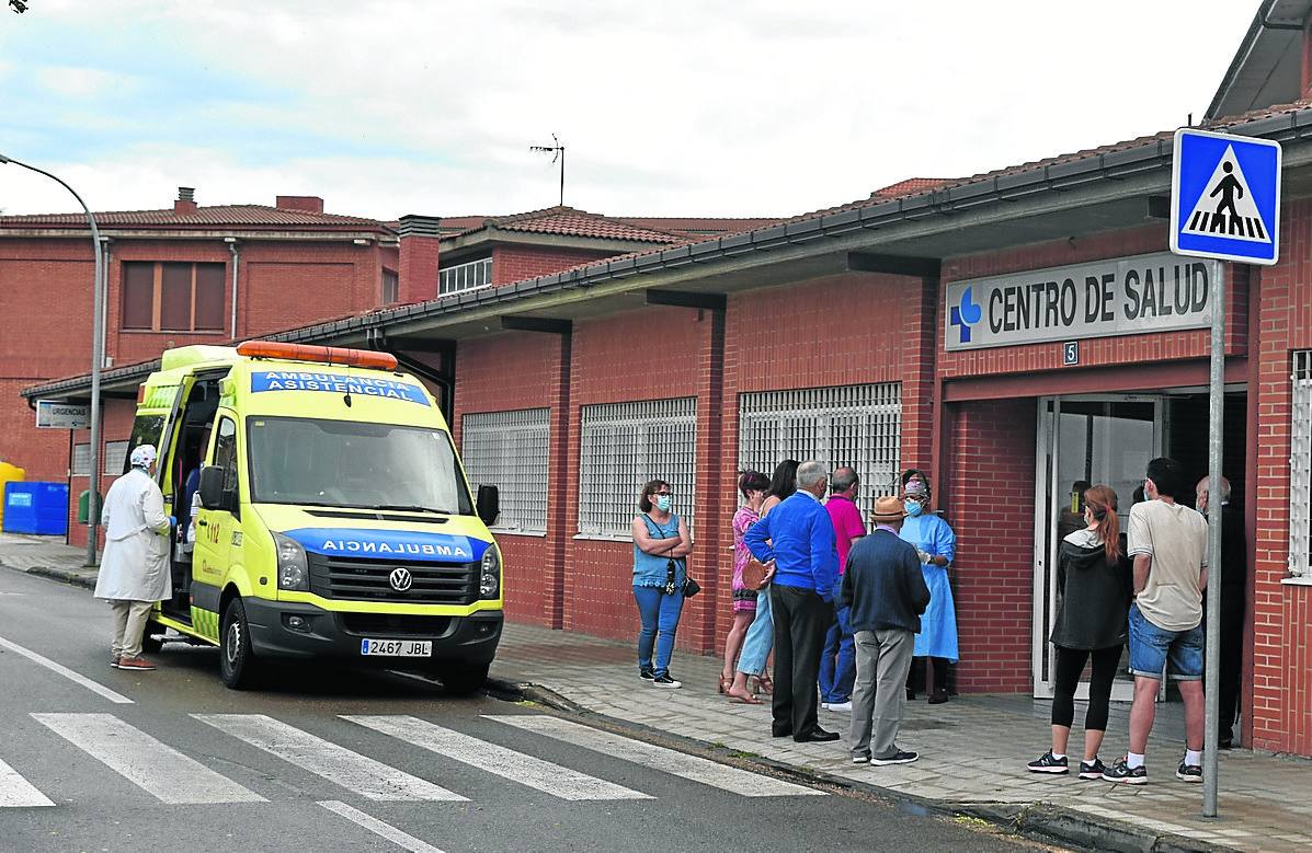 Un médico atiende a un paciente a la puerta del centro de salud de Aguilar de Campoo. 