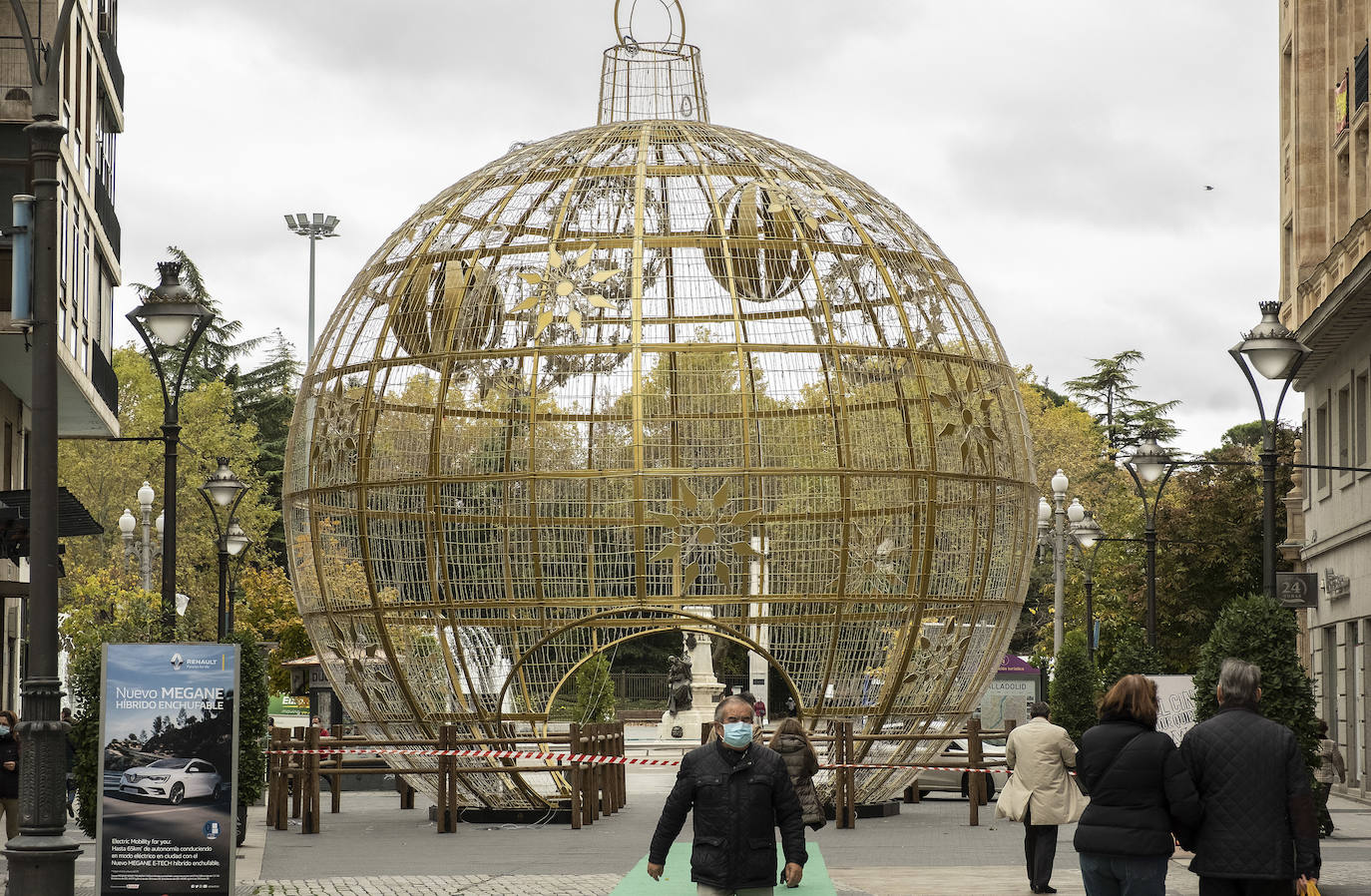 Fotos: Montaje de la bola navideña en la calle Santiago de Valladolid