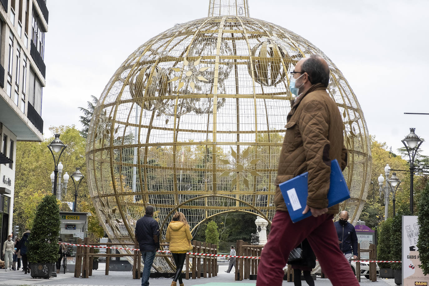 Fotos: Montaje de la bola navideña en la calle Santiago de Valladolid