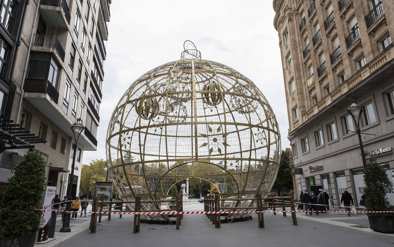 Fotos: Montaje de la bola navideña en la calle Santiago de Valladolid