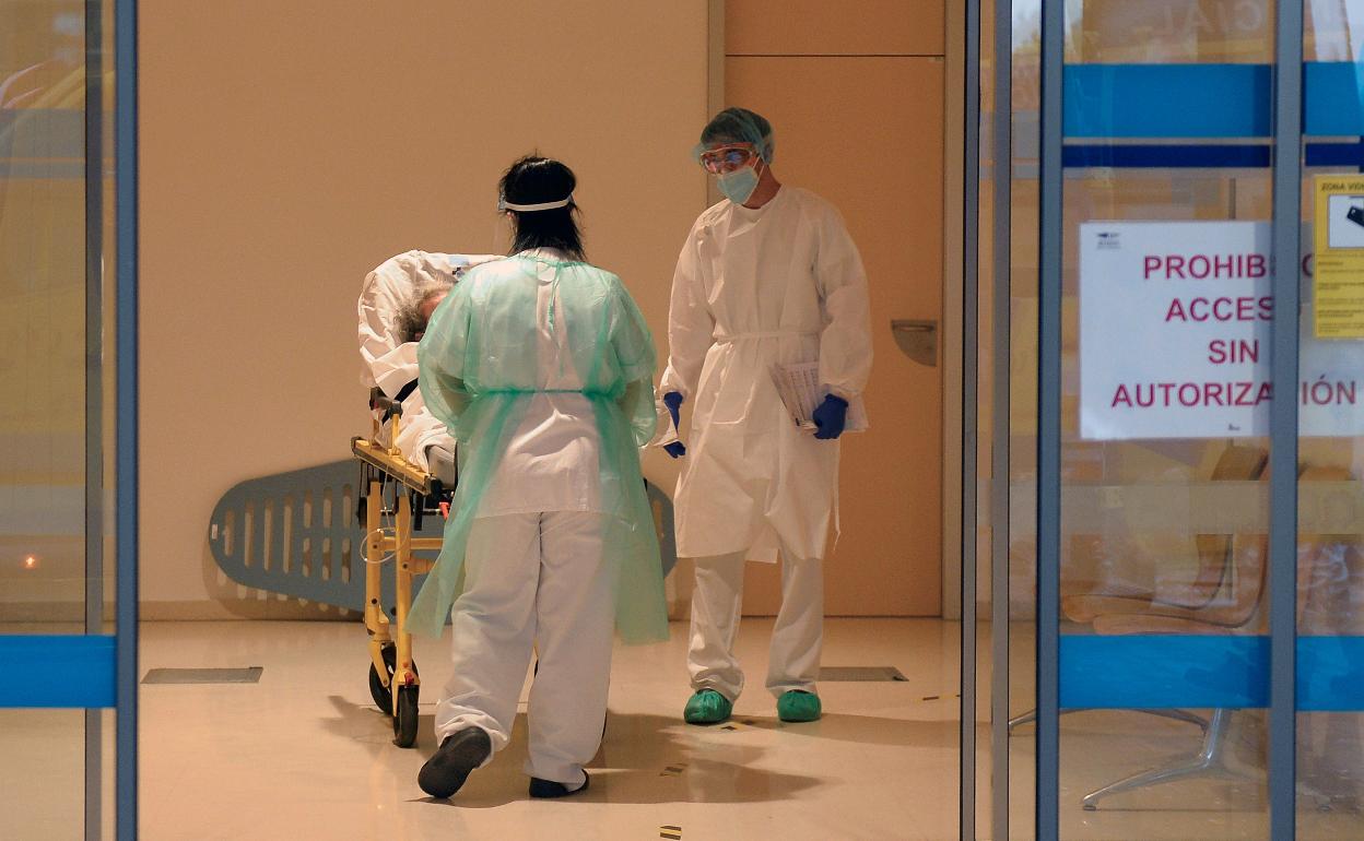 Un médico recibe a un paciente a su llegada a las urgencias.