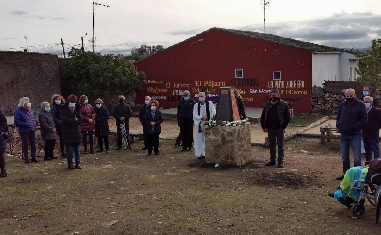 Vecinos tras el descubrimiento del monolito en recuerdo de los fallecidos por la covid. 