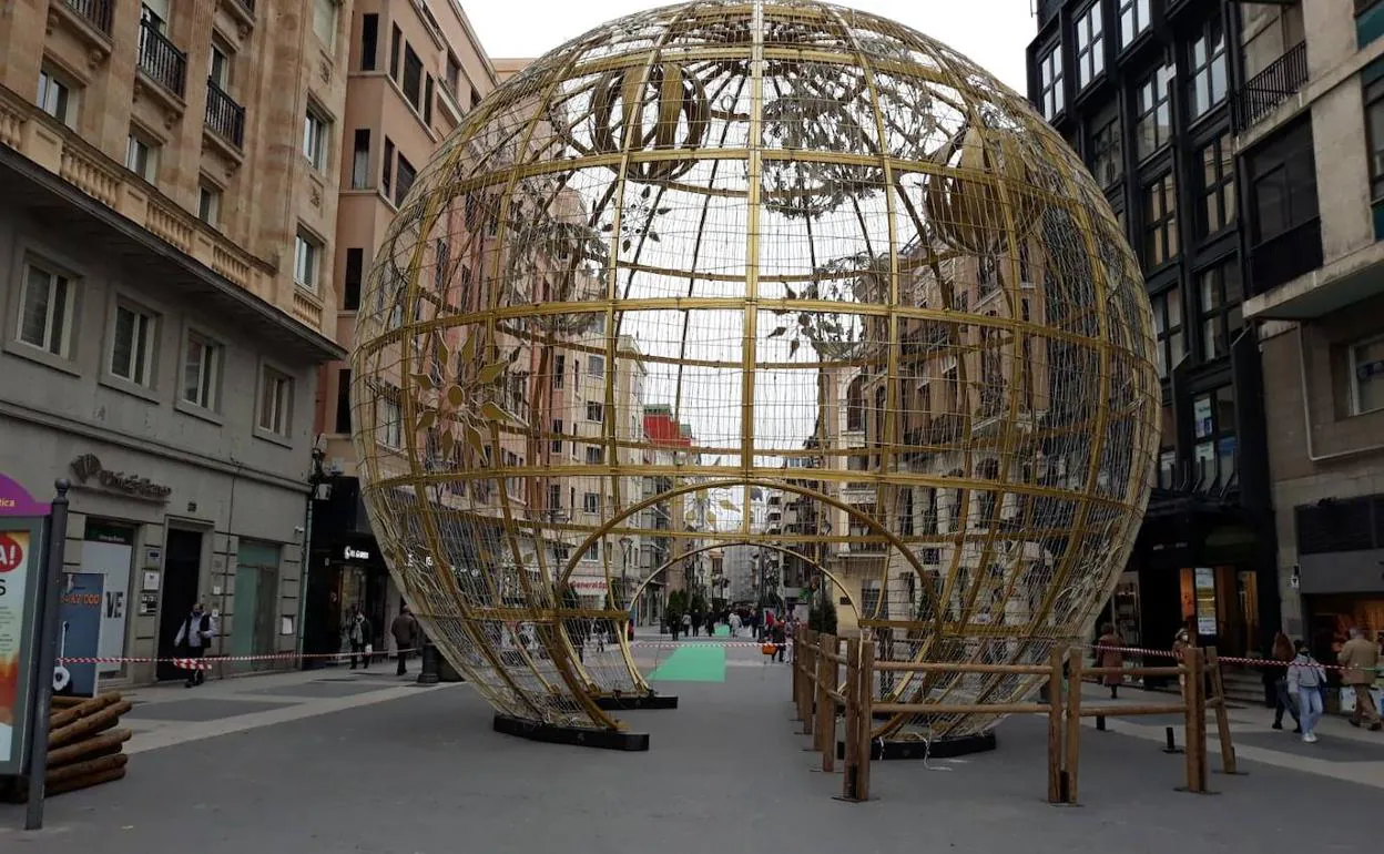 La gran bola ya está instalada en la calle Santiago.
