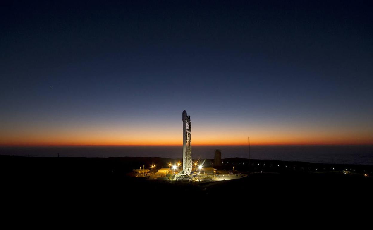 Cohete Falcon 9, en la plataforma de lanzamiento.