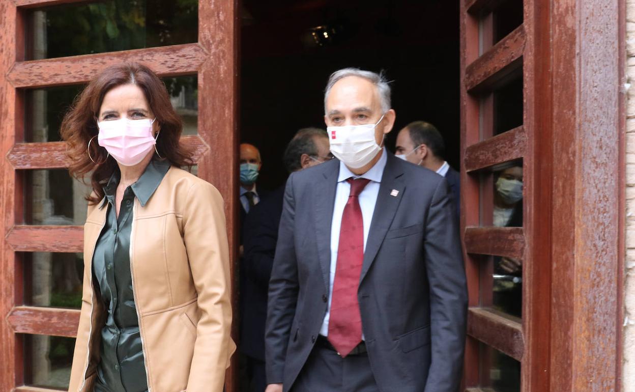 El rector, Antonio Largo Cabrerizo, junto a la consejera de Empleo, Ana Carlota Amigo. 