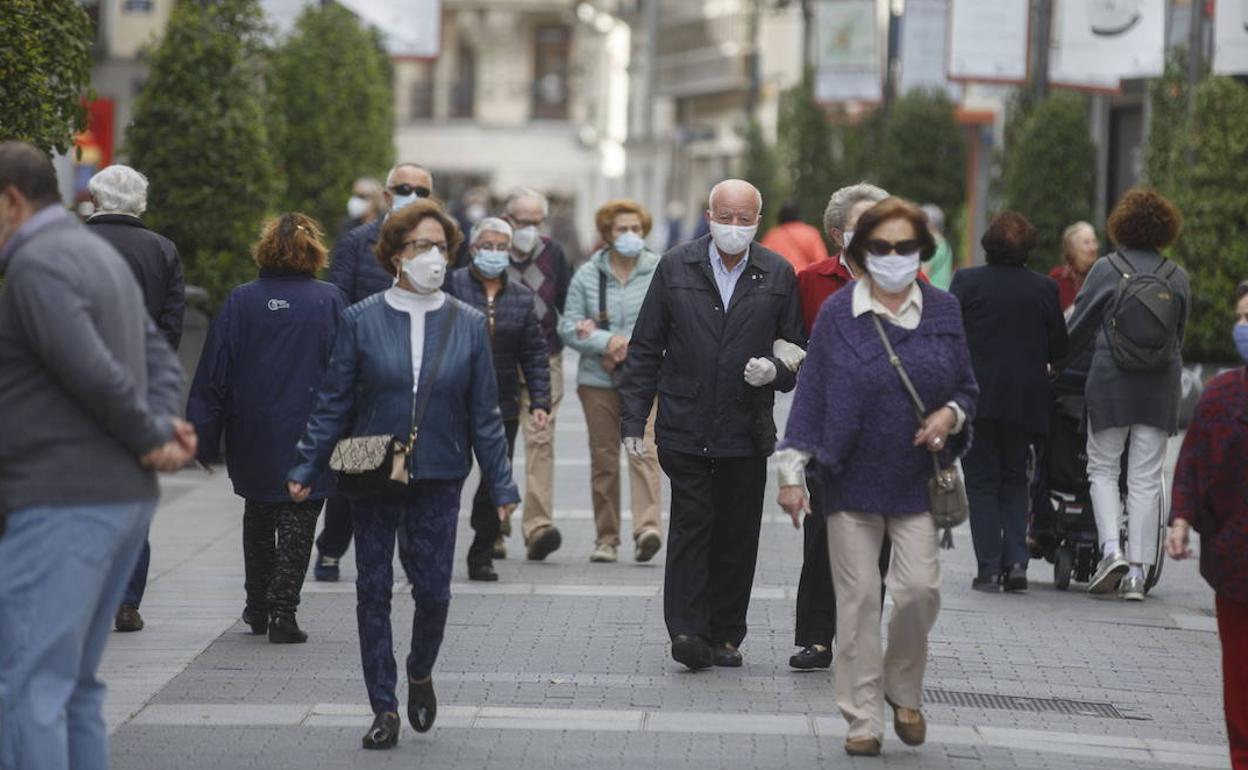 Gente paseando por una calle de Valladolid. 