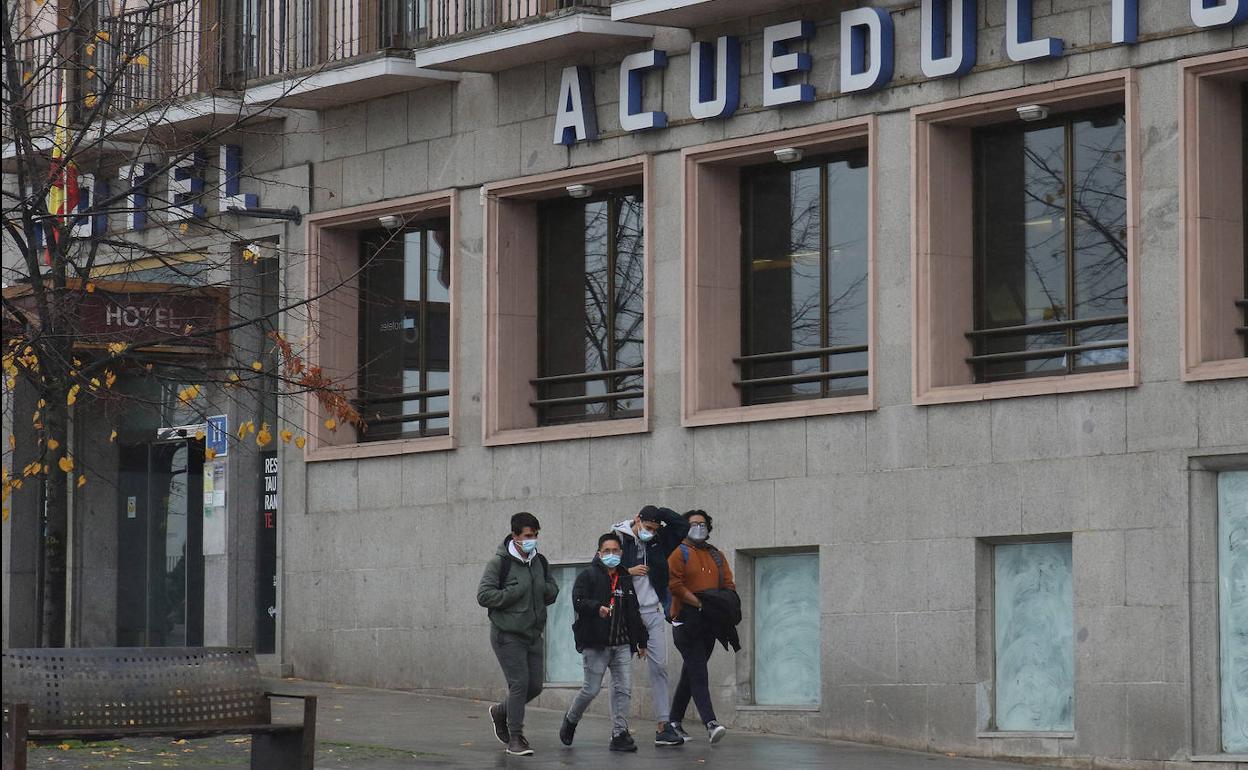 Unos jóvenes pasan por delante del hotel Acueducto de Segovia, este miércoles. 