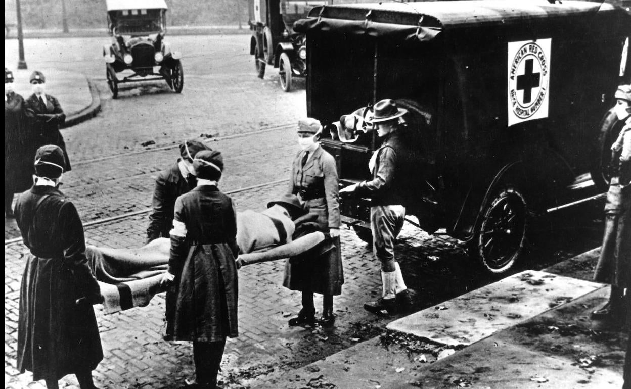 La Cruz Roja atiende en Ginebra a enfermos de la gripe española.