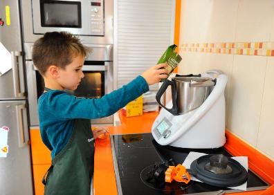Imagen secundaria 1 - Rodrigo en diferentes momentos de la elaboración de los postres de Halloween