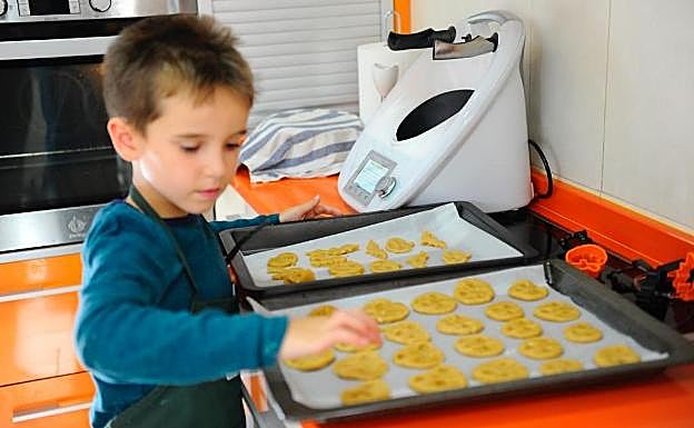 Imagen principal - Rodrigo en diferentes momentos de la elaboración de los postres de Halloween