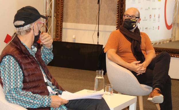 El actor Javier Cámara, a la derecha, durante el coloquio que mantuvo ayer con Javier Angulo.