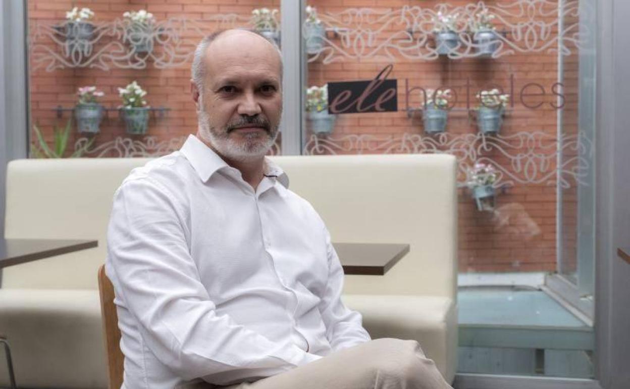 Javier Fernández, director del hotel Acueducto, que habilitará cinco habitaciones para aliviar la carga de los centros de salud urbanos de Segovia. 