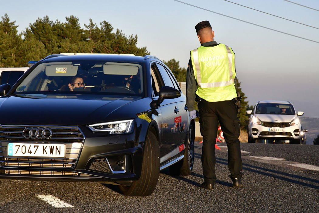 Fotos: Intensidad circulatoria para entrar en Castilla y León por la AP-6 desde Madrid