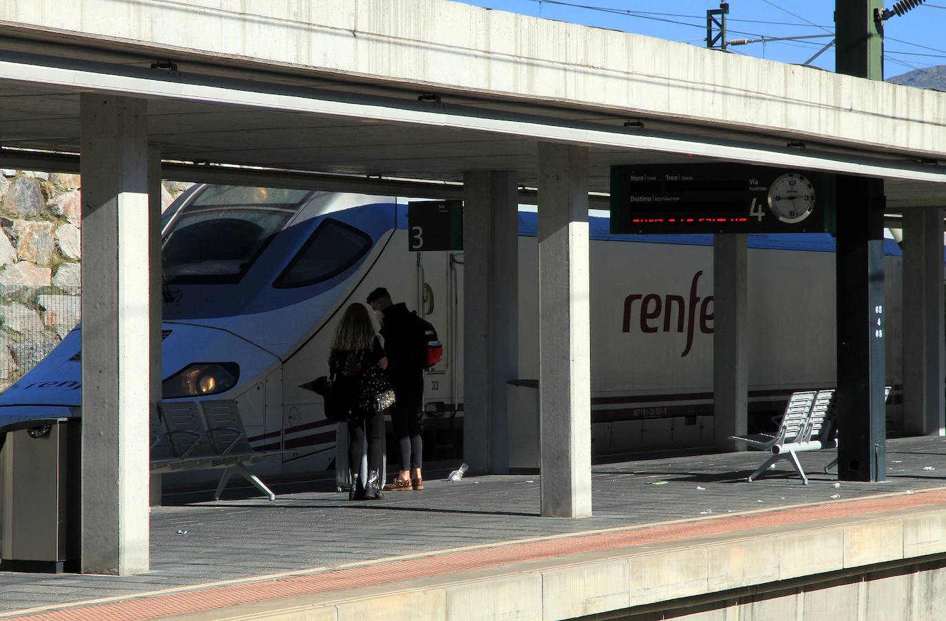 Fotos: Intensidad circulatoria para entrar en Castilla y León por la AP-6 desde Madrid