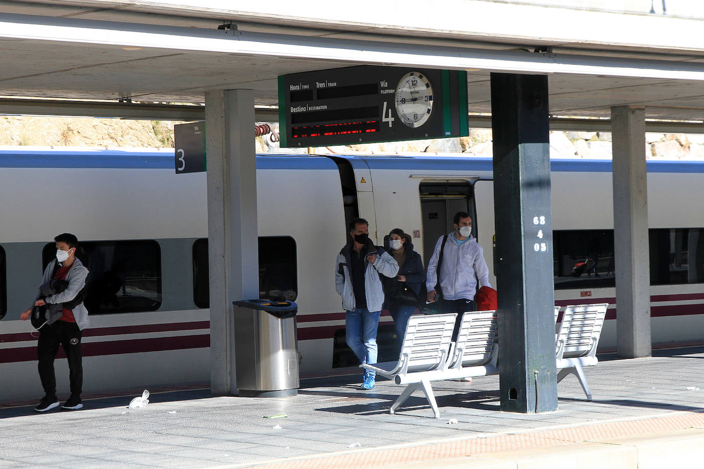 Fotos: Intensidad circulatoria para entrar en Castilla y León por la AP-6 desde Madrid