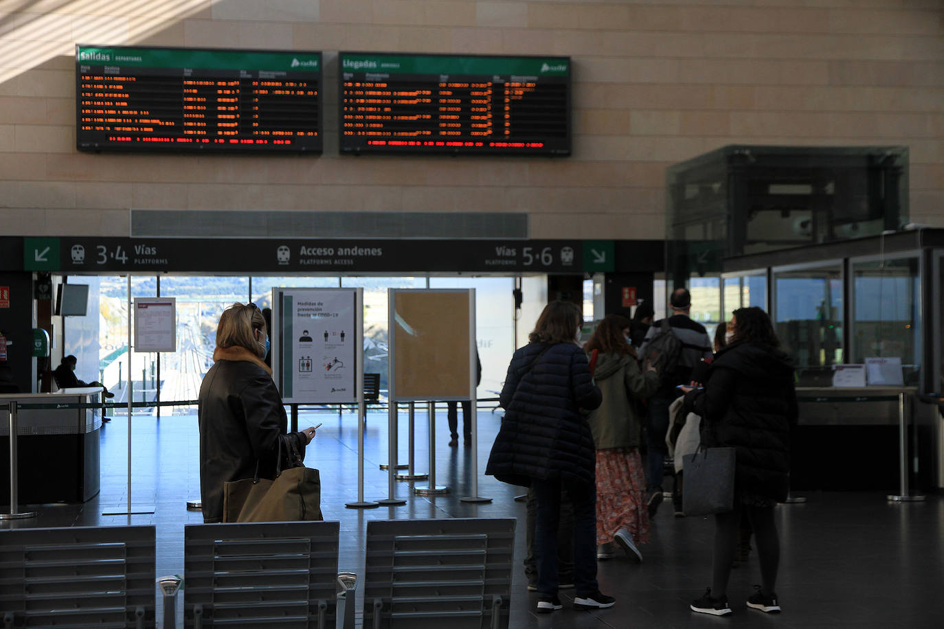 Fotos: Intensidad circulatoria para entrar en Castilla y León por la AP-6 desde Madrid