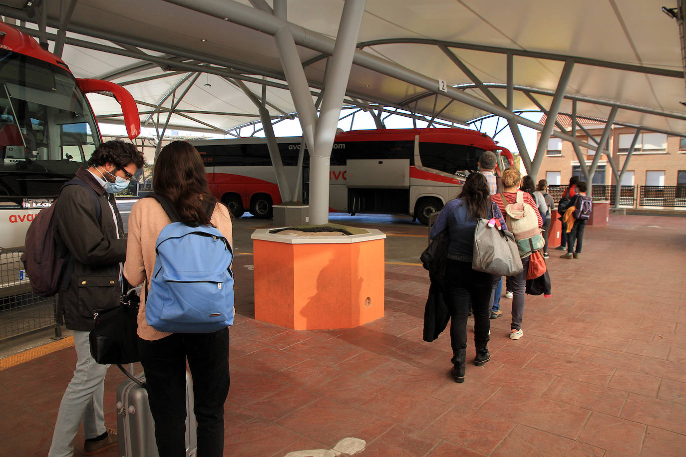 Fotos: Intensidad circulatoria para entrar en Castilla y León por la AP-6 desde Madrid