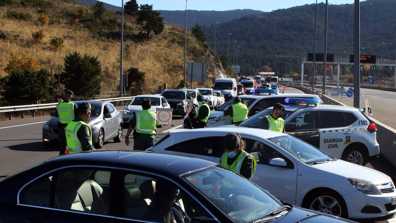 Fotos: Intensidad circulatoria para entrar en Castilla y León por la AP-6 desde Madrid