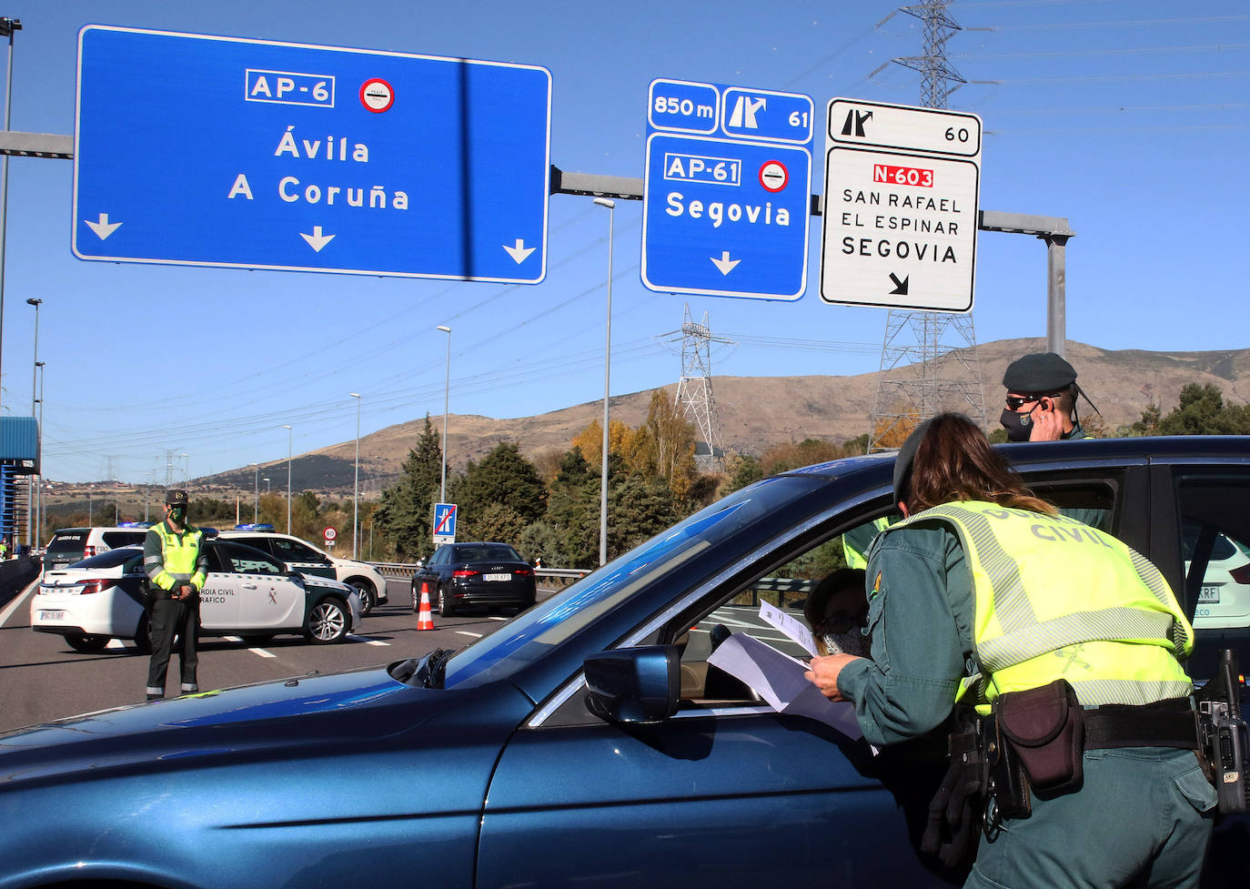 Fotos: Intensidad circulatoria para entrar en Castilla y León por la AP-6 desde Madrid