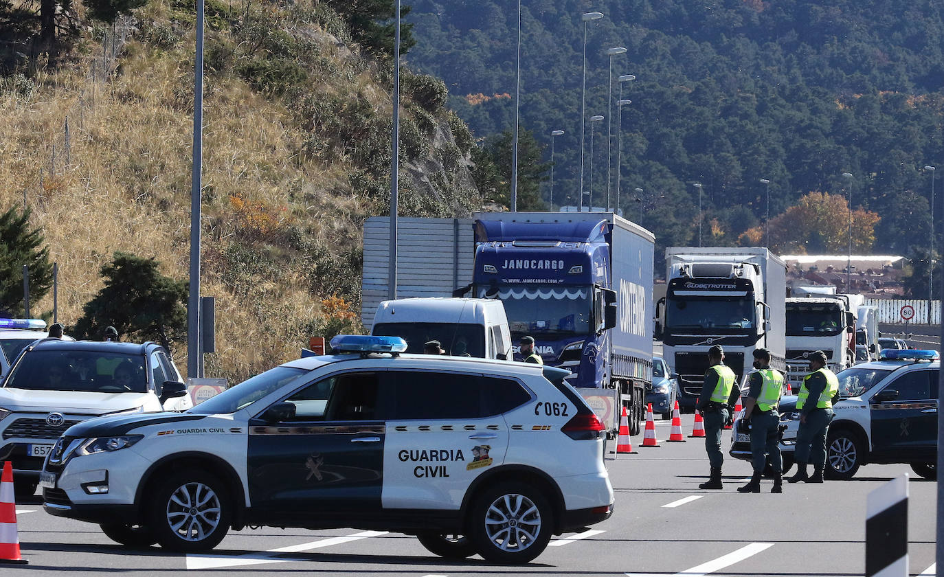 Fotos: Intensidad circulatoria para entrar en Castilla y León por la AP-6 desde Madrid