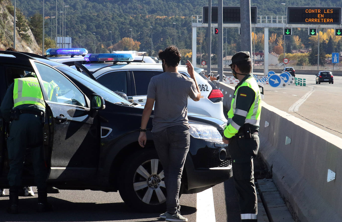 Fotos: Intensidad circulatoria para entrar en Castilla y León por la AP-6 desde Madrid