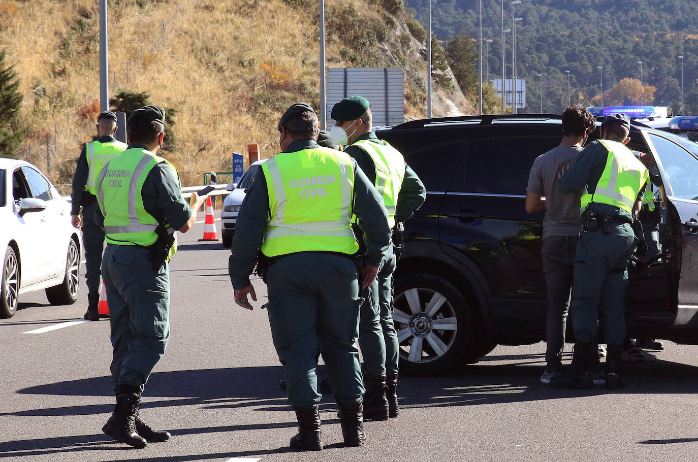 Fotos: Intensidad circulatoria para entrar en Castilla y León por la AP-6 desde Madrid