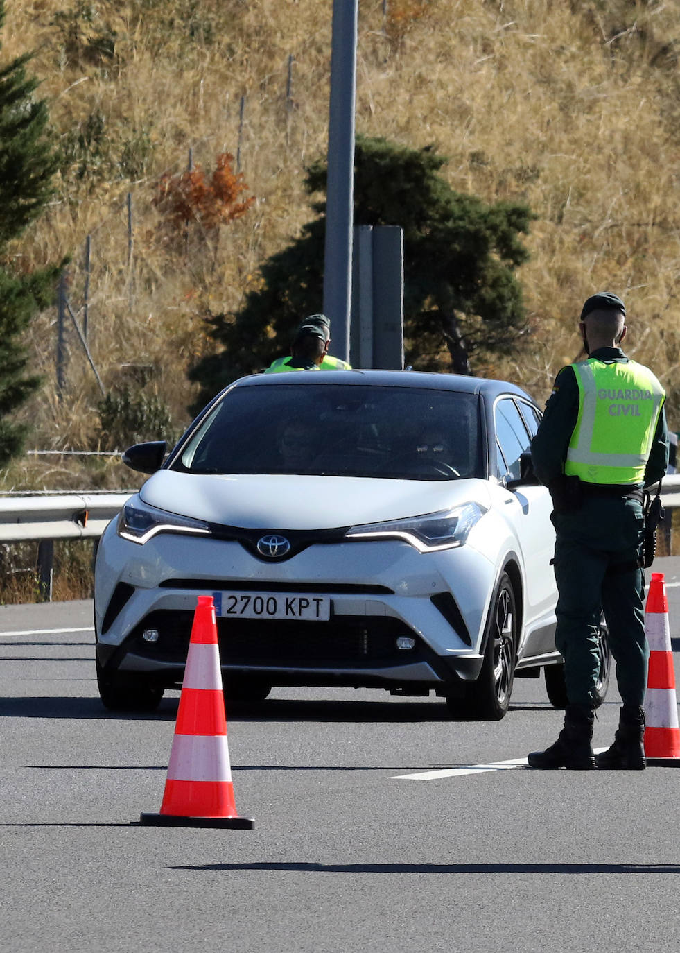 Fotos: Intensidad circulatoria para entrar en Castilla y León por la AP-6 desde Madrid