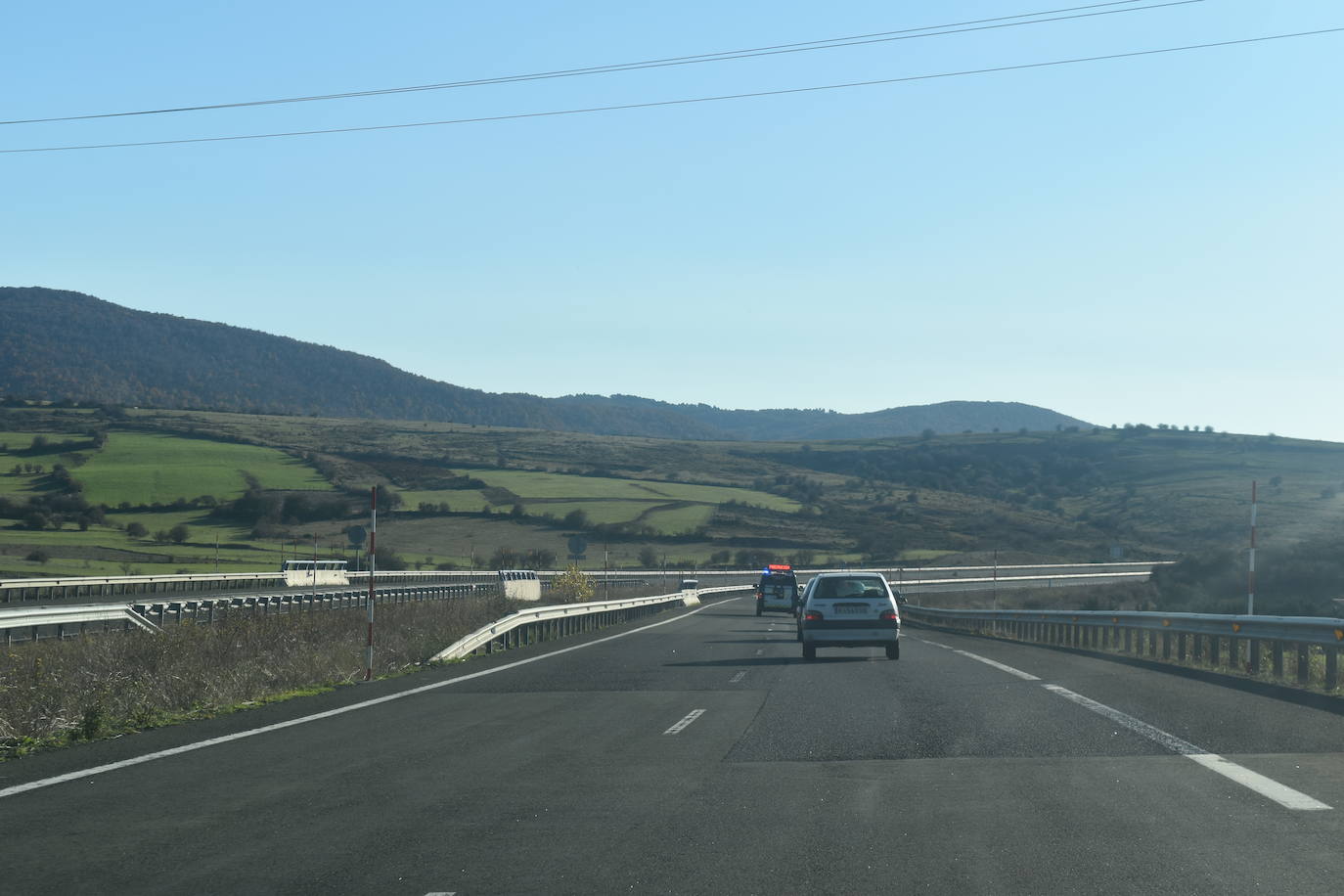 La Guardia Civil controla la salida de Palencia hacia Cantabria en la tarde de este viernes. 